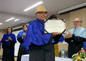 Artista plástico Véio recebe título de Doutor Honoris Causa da UFS