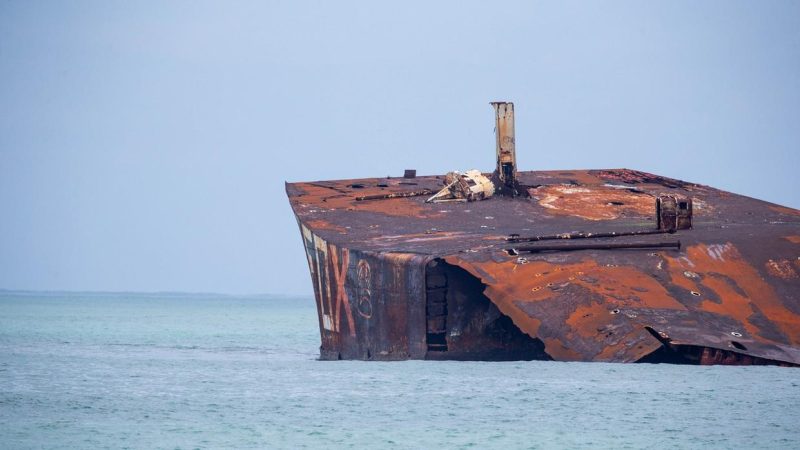 ‘Rampa’ do Mara Hope: entenda riscos de se aventurar na carcaça de navio encalhado em Fortaleza