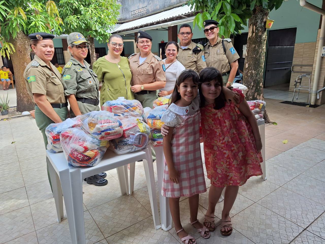 Menina de 10 anos arrecada alimentos e doa para abrigo em Teresina