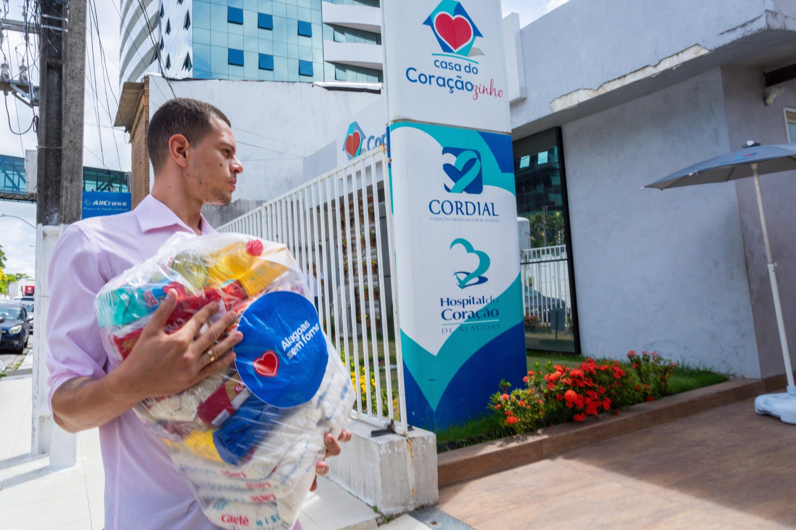 Programa Alagoas Sem Fome doa 220 kg de alimentos a famílias atendidas pela Casa do Coraçãozinho