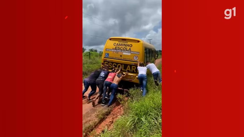 Ônibus escolar atola em vala e alunos empurram o veículo em estrada na zona rural de cidade do MA