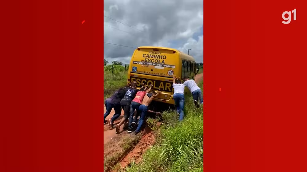 Ônibus escolar atola em vala e alunos empurram o veículo em estrada na zona rural de cidade do MA