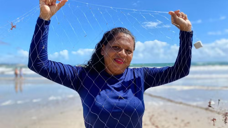 Mulheres se inspiram em tradição herdada das mães e vivem da pesca em Natal: ‘Quando entro no mar me sinto realizada’