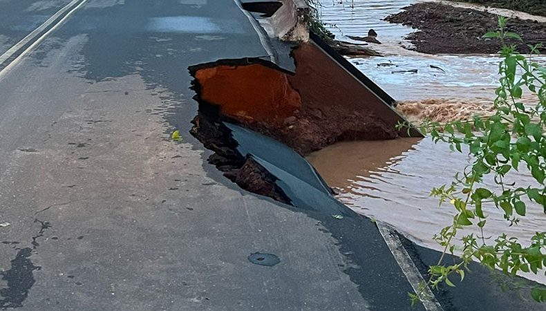 Após fortes chuvas, parte de rodovia cede e residências desabam em Itainópolis