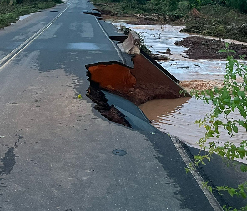 Após fortes chuvas, parte de rodovia cede e residências desabam em Itainópolis