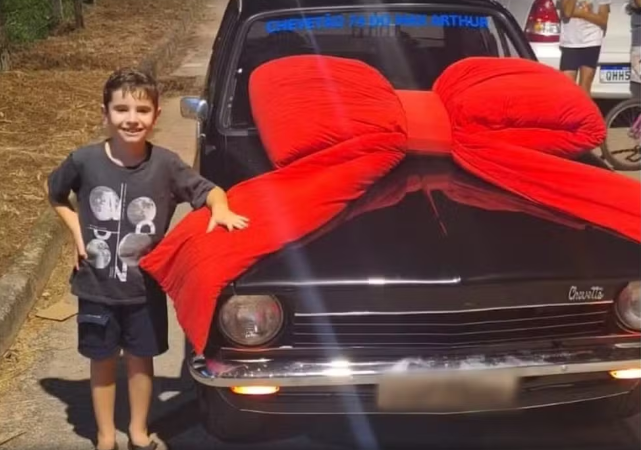 Menino de 9 anos que guardava dinheiro para comprar Chevette ganha carro de aniversário