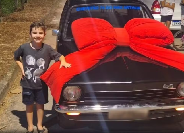 Menino de 9 anos que guardava dinheiro para comprar Chevette ganha carro de aniversário