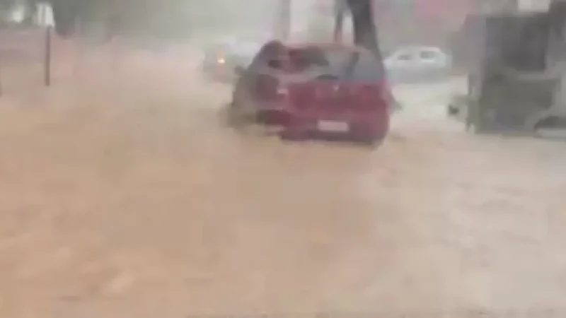 Forte chuva causa alagamentos na manhã desta quarta-feira em Salvador