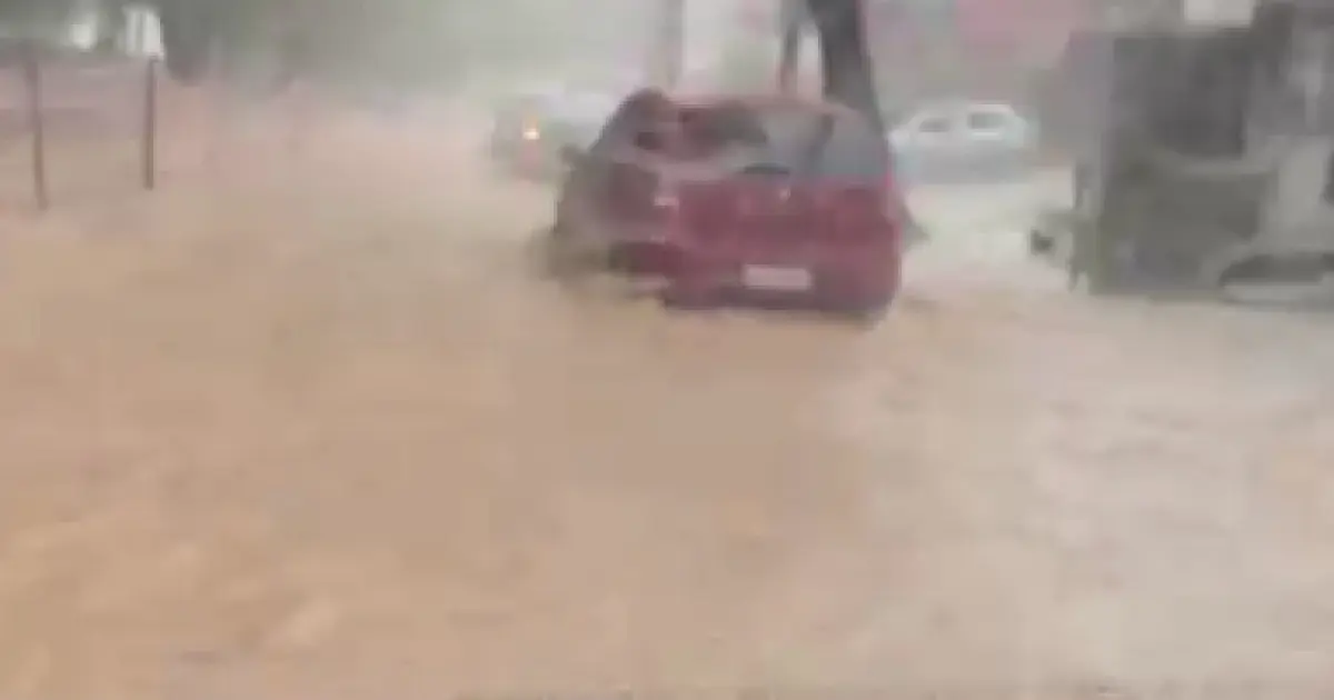 Forte chuva causa alagamentos na manhã desta quarta-feira em Salvador