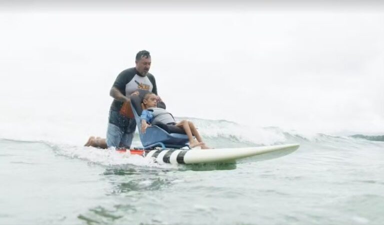 Pais criam prancha de surfe adaptada para filho com paralisia se aventurar no mar: ‘Tudo pela felicidade dele’