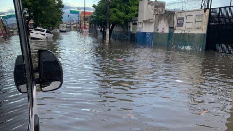 Chuva desta quinta (11) provocam alagamentos em AracajuDefesa Civil do município emitiu alerta após volume acumulado 