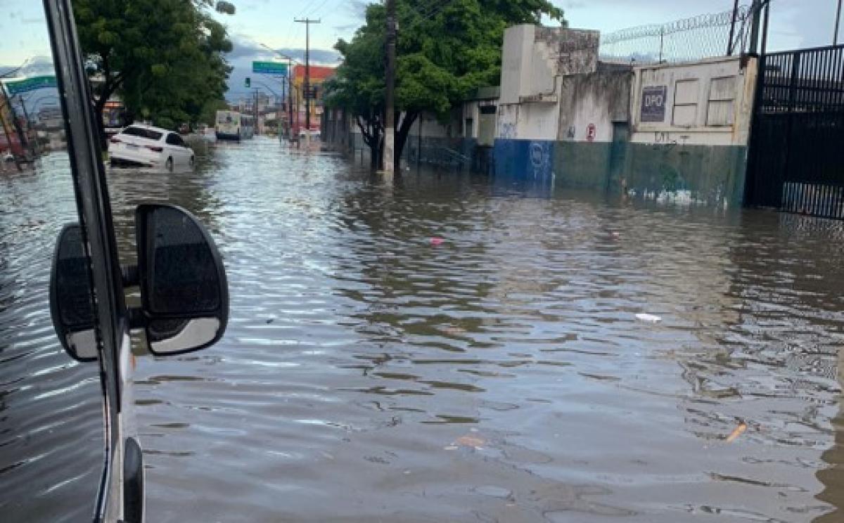 Chuva desta quinta (11) provocam alagamentos em AracajuDefesa Civil do município emitiu alerta após volume acumulado 