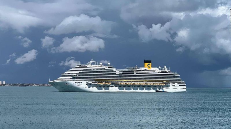 Cruzeiro Costa Diadema atraca em Fortaleza com 4,5 mil passageiros