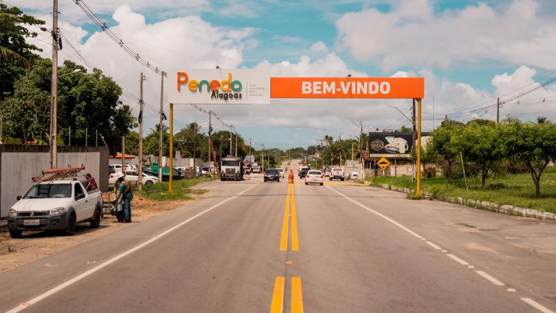 Em Penedo, Governo entrega obras de mobilidade e distribui sementes para agricultores familiares