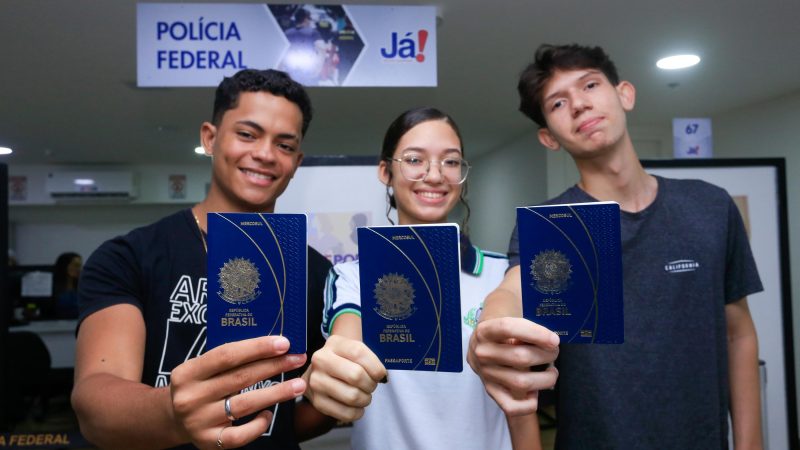 Governo de Alagoas entrega kits para estudantes que participarão de intercâmbio na Inglaterra