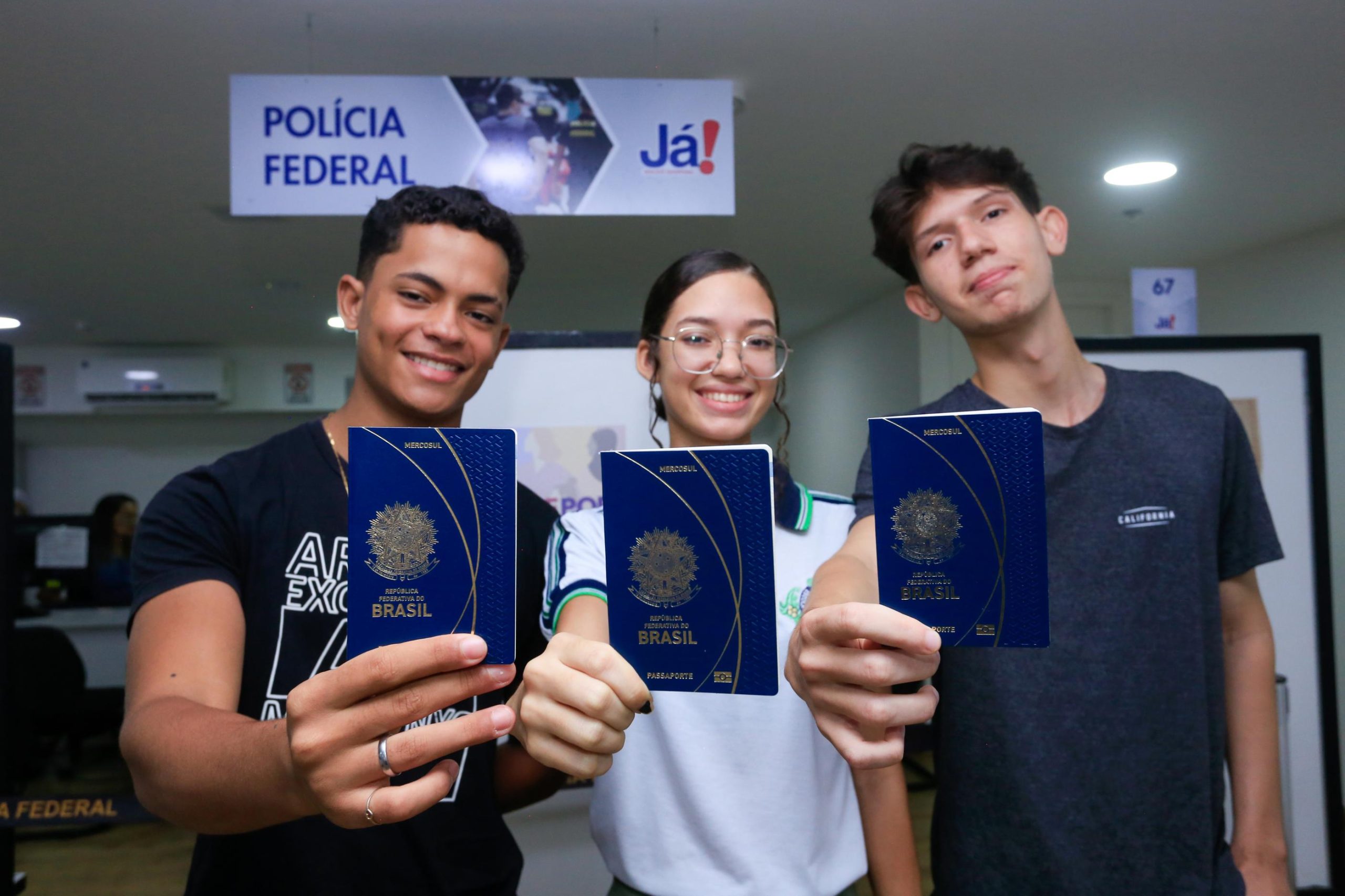 Governo de Alagoas entrega kits para estudantes que participarão de intercâmbio na Inglaterra