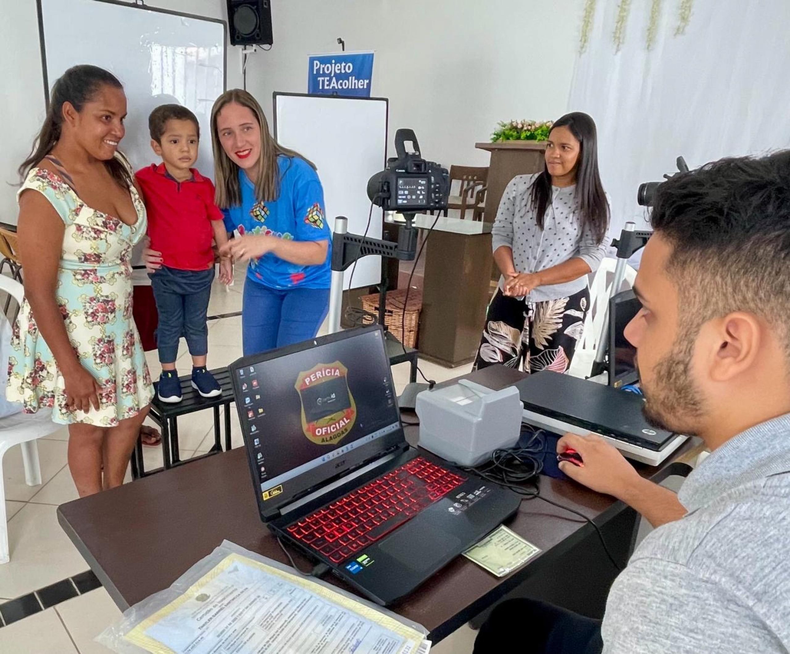 Instituto de Identificação de Alagoas realiza ação para pessoas com espectro autista e PCDs