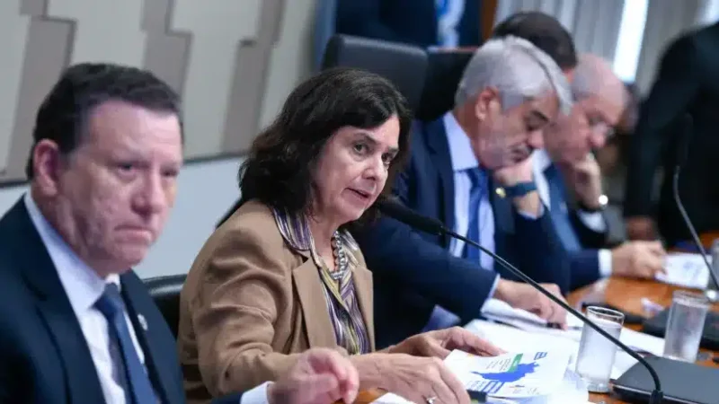 Dengue: Ministra da Saúde culpa negacionismo por baixa vacinação