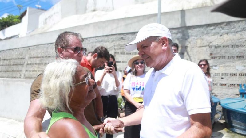 Prefeito em exercício, desembargador Ricardo Paes Barreto, entrega obras