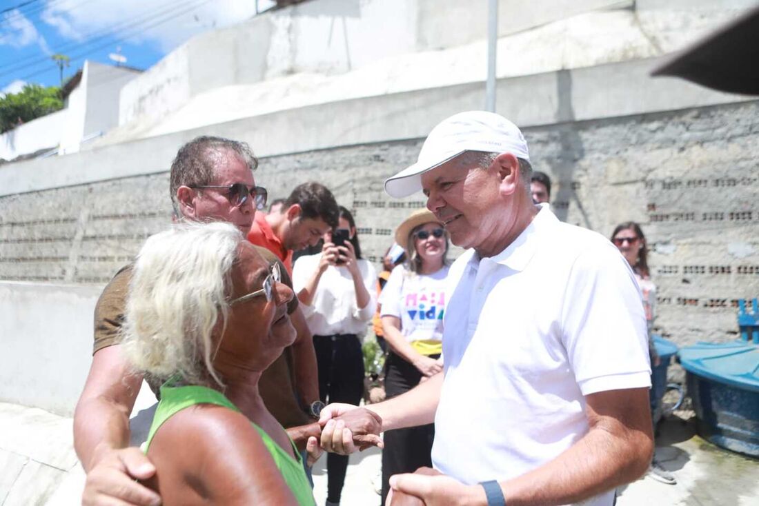 Prefeito em exercício, desembargador Ricardo Paes Barreto, entrega obras