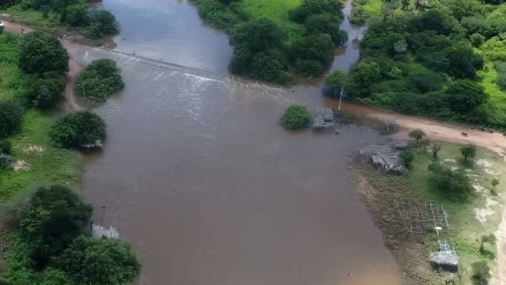 Férias escolares são antecipadas após barragem romper e deixar população isolada no Sul do Piauí; região tem previsão de 100 mm de chuva