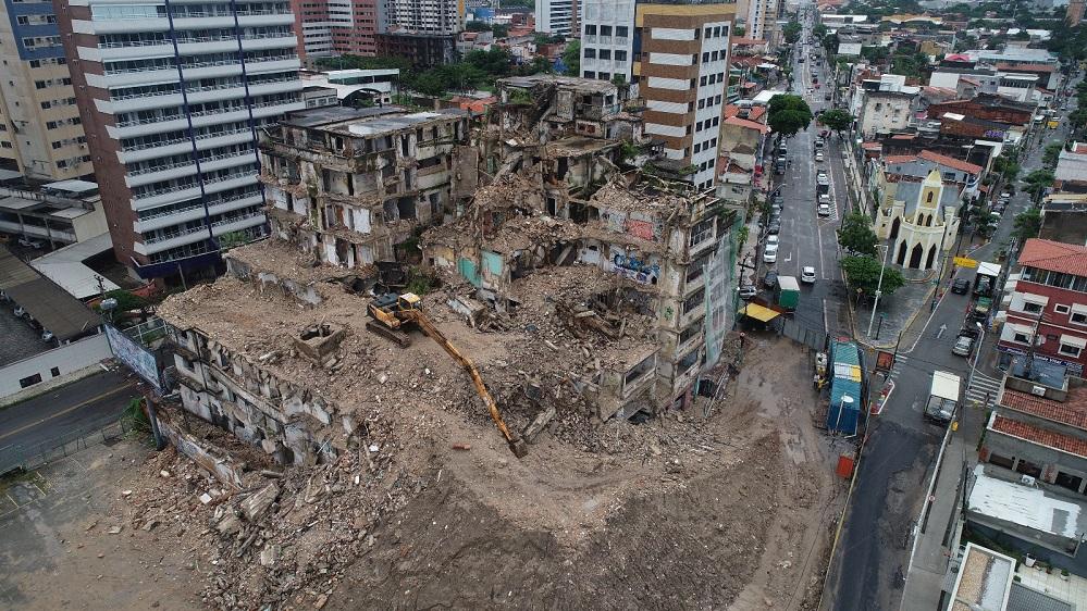 Trânsito é alterado na Praia de Iracema devido à nova fase de demolição do Edifício São Pedro