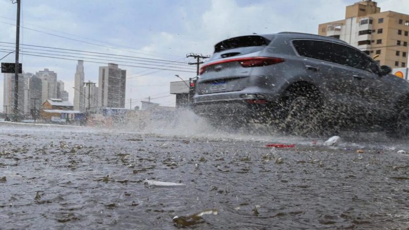 Tempestade deixa rastros destruição e alagamentos em Campina Grande