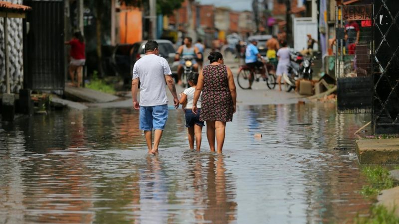 Moradores perdem comida, móveis e documentos após chuvas na Grande Fortaleza; ‘água na cintura’