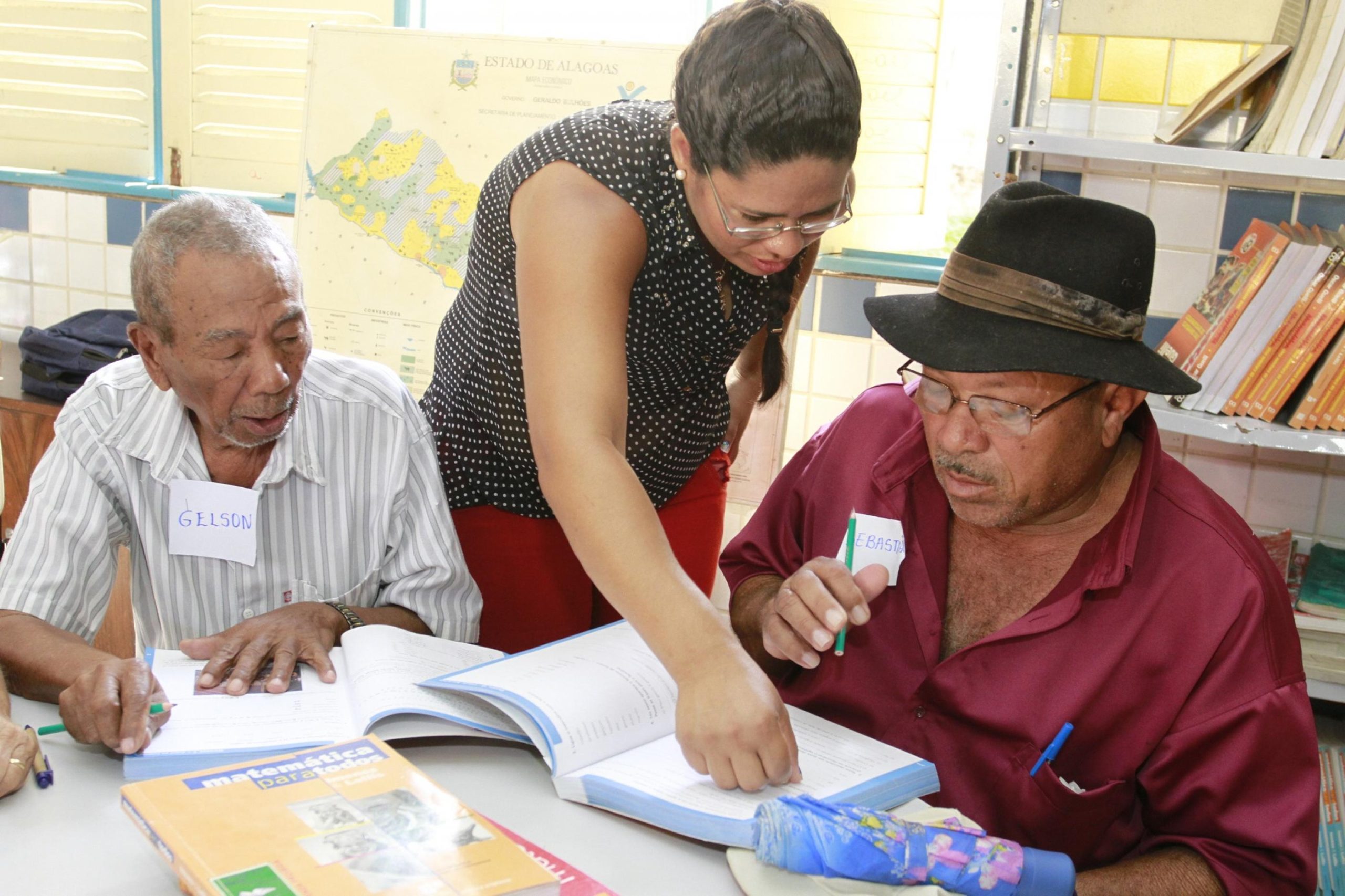 Alagoas registra a maior redução percentual na taxa de analfabetismo entre adultos, aponta IBGE