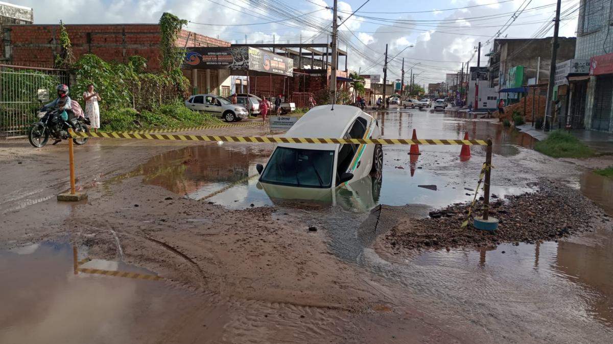 Carro cai em cratera no Bairro Santa Maria, em Aracaju