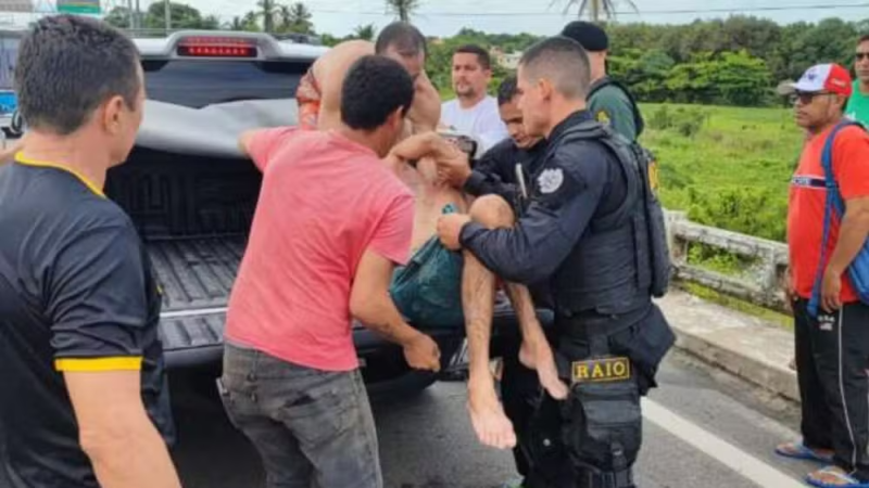 Policiais pulam em rio e resgatam homem que se afogava; vídeo