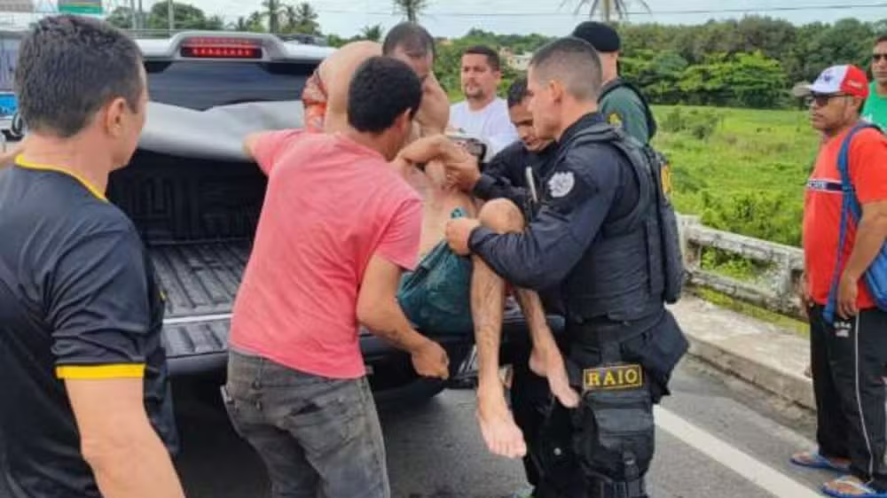 Policiais pulam em rio e resgatam homem que se afogava; vídeo