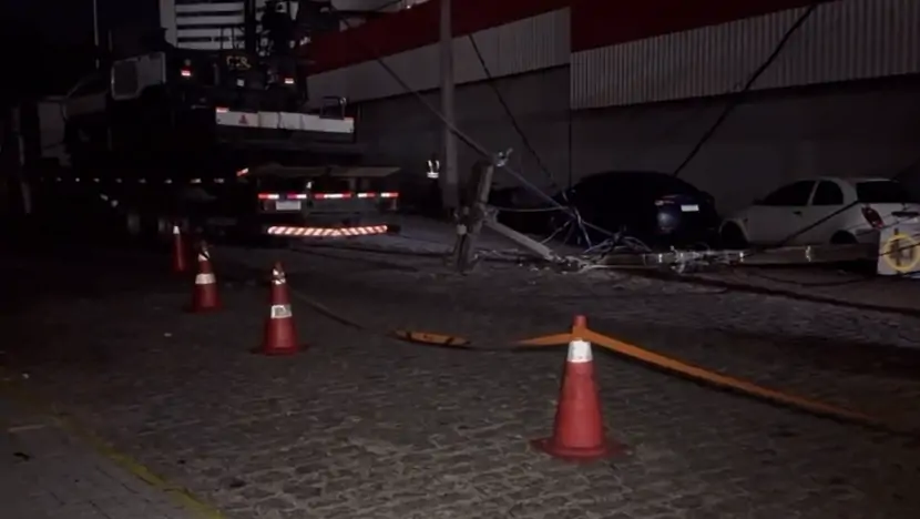 Caminhão derruba poste próximo ao Natal Shopping e deixa bairro sem energia