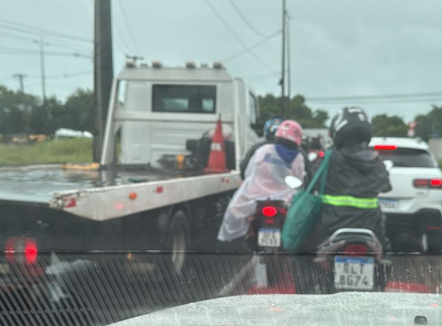 Chuva volta a causar transtornos e lentidão no trânsito em João Pessoa