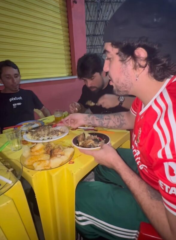 Nattan surpreende fãs com prato de cuscuz e picado na Feira da Prata após show em Campina Grande