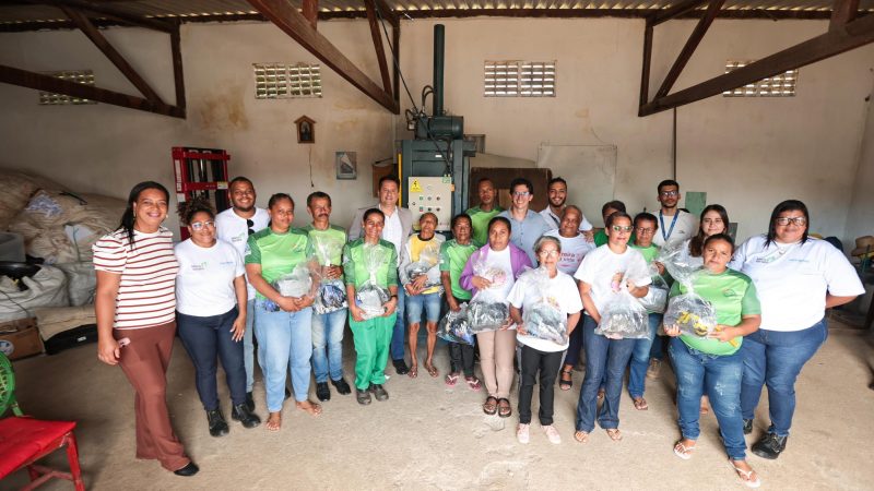 Programa CataMais entrega kits com EPIs à cooperativa de catadores em Arapiraca