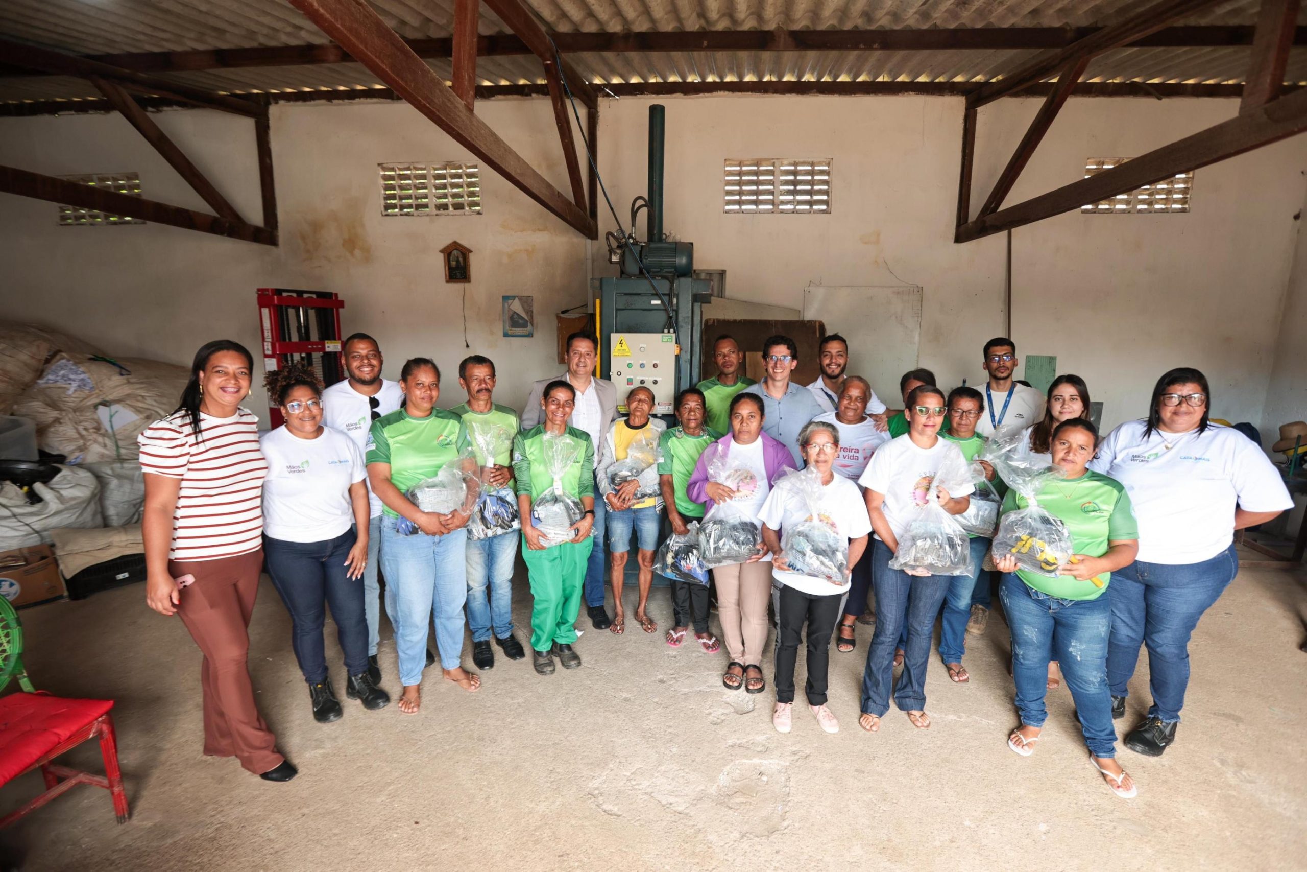 Programa CataMais entrega kits com EPIs à cooperativa de catadores em Arapiraca