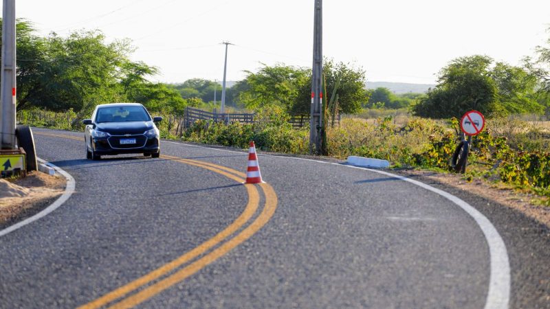 População de Iguatu recebe recuperação da CE-536 até Quixelô e vê reinício de obras do Centro de Convenções