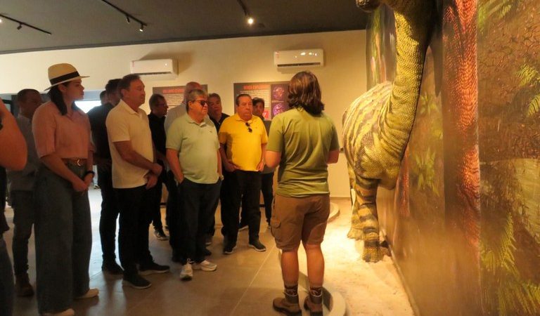 João Azevêdo visita Vale dos Dinossauros e destaca importância da reforma e revitalização do museu para o turismo