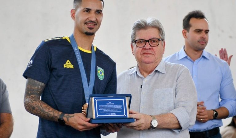 João Azevêdo recepciona medalhista olímpico Netinho e destaca investimentos do Governo da Paraíba no esporte