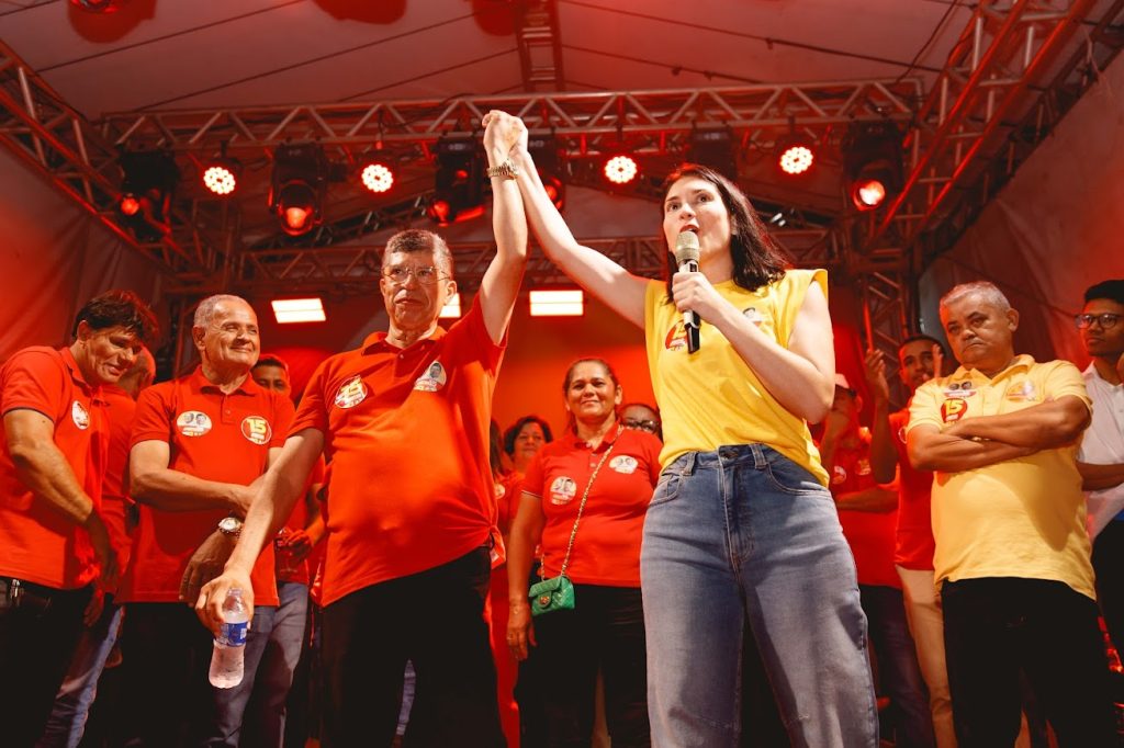 Deputada Estadual Carla Dantas discursa no Comício da Vitória em Palestina.