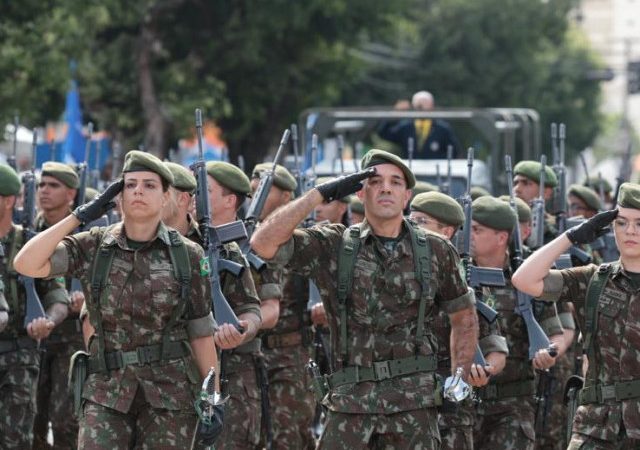 Fábio Mitidieri celebra os 202 anos de independência do Brasil com desfile cívico-militar ao lado da população sergipana