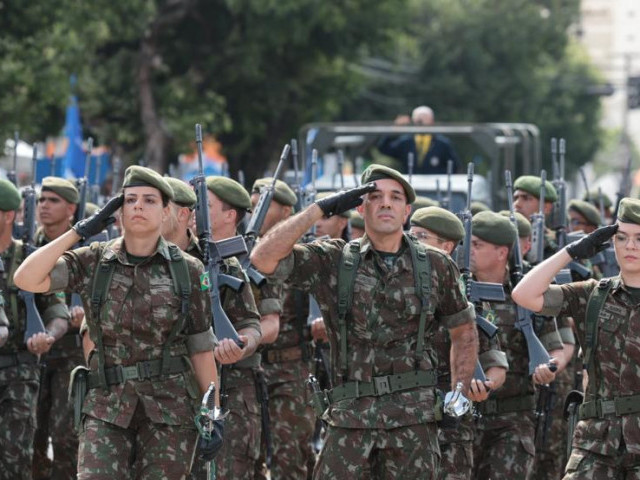 Fábio Mitidieri celebra os 202 anos de independência do Brasil com desfile cívico-militar ao lado da população sergipana