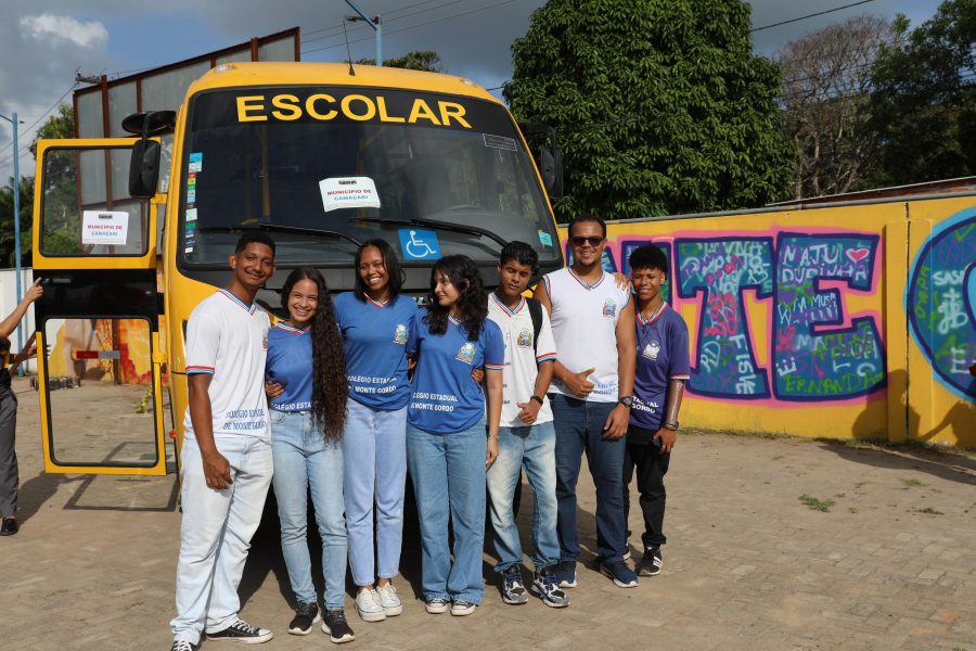 Estado entrega novos ônibus escolares em Camaçari