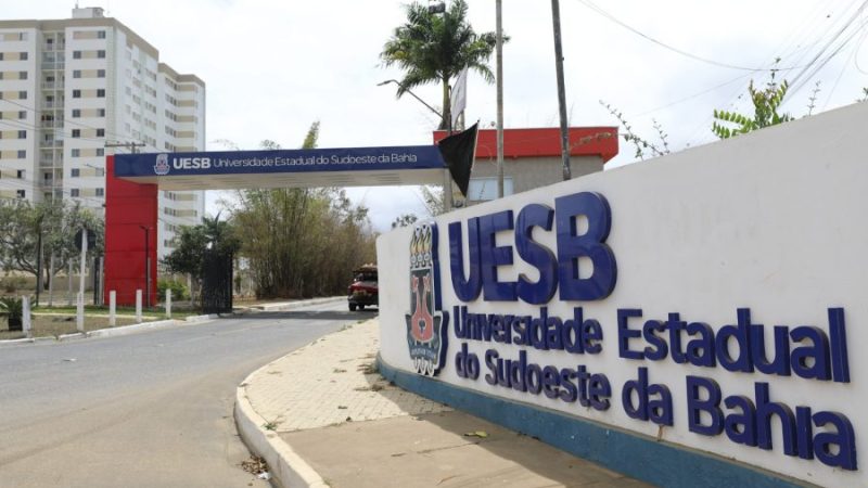 Uesb entrega oficialmente os documentos de recredenciamento ao Conselho Estadual de Educação