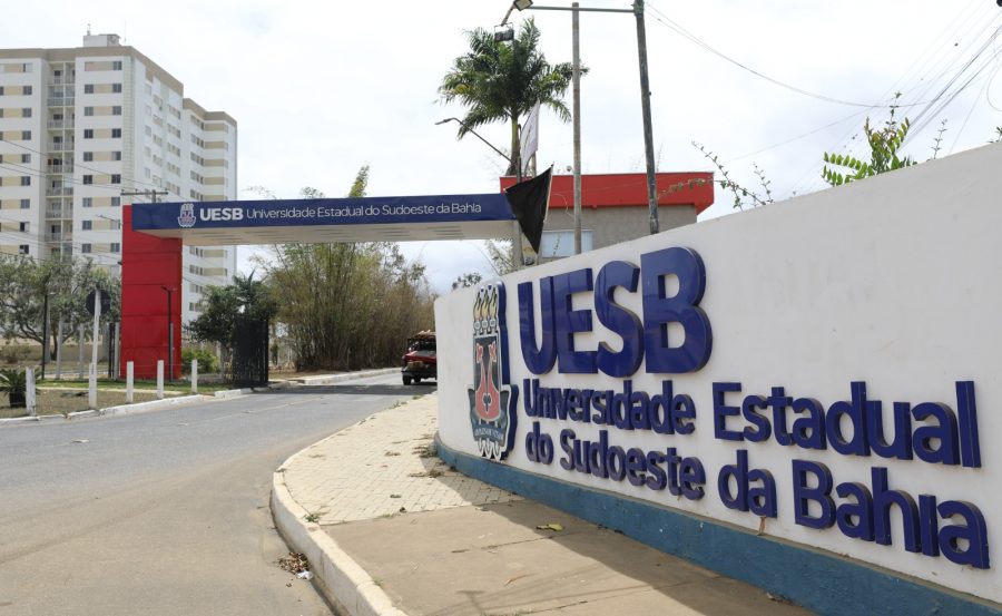 Uesb entrega oficialmente os documentos de recredenciamento ao Conselho Estadual de Educação