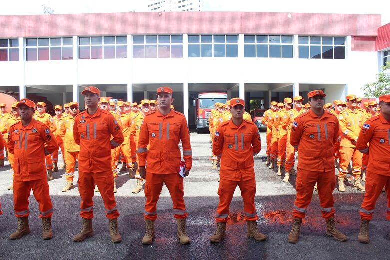 Bombeiros pernambucanos retornam após 17 dias combatendo incêndios na Bolívia