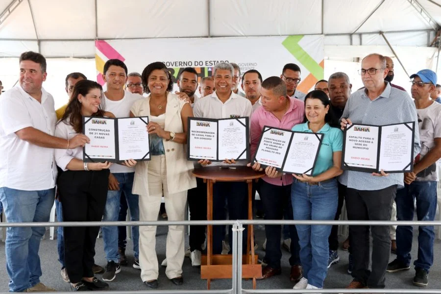 Governo do Estado entrega 53 casas em Dário Meira e anuncia obras de infraestrutura