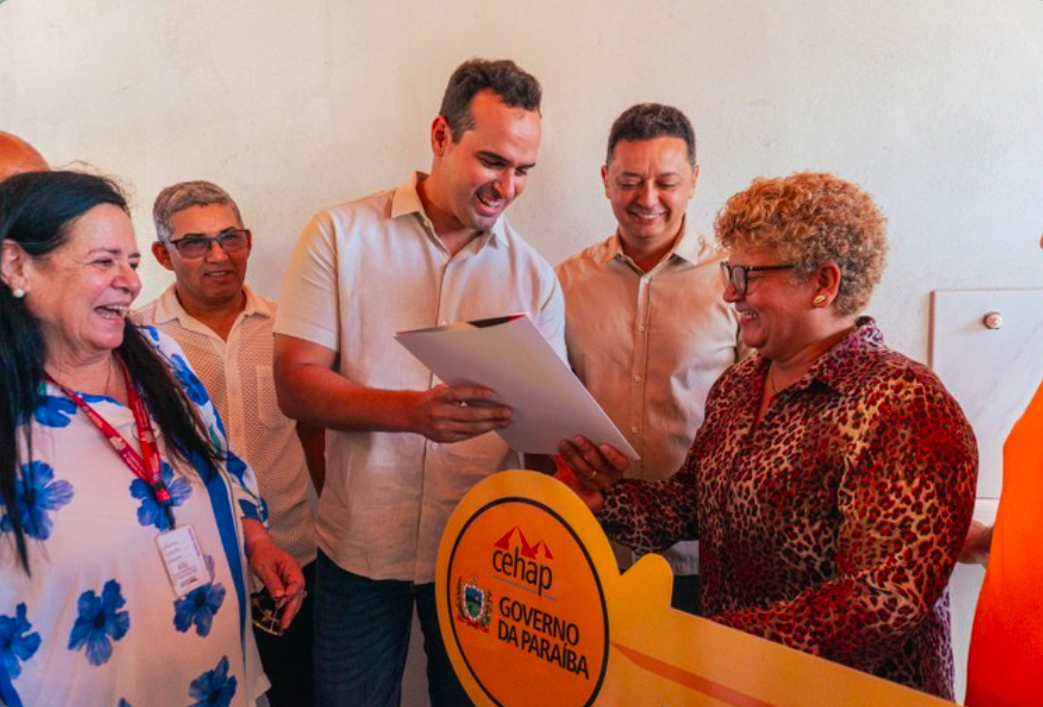 Governador em exercício entrega unidades habitacionais em Sumé e recebe Título de Cidadão de Zabelê