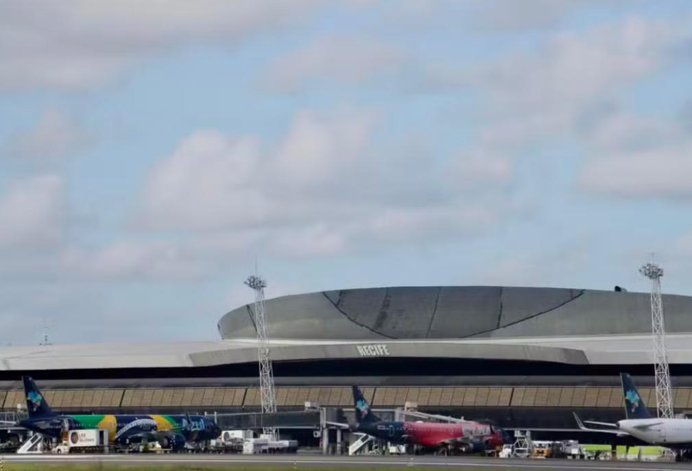 Avião que seguia para Guarulhos tem problema durante voo e volta ao Aeroporto do Recife